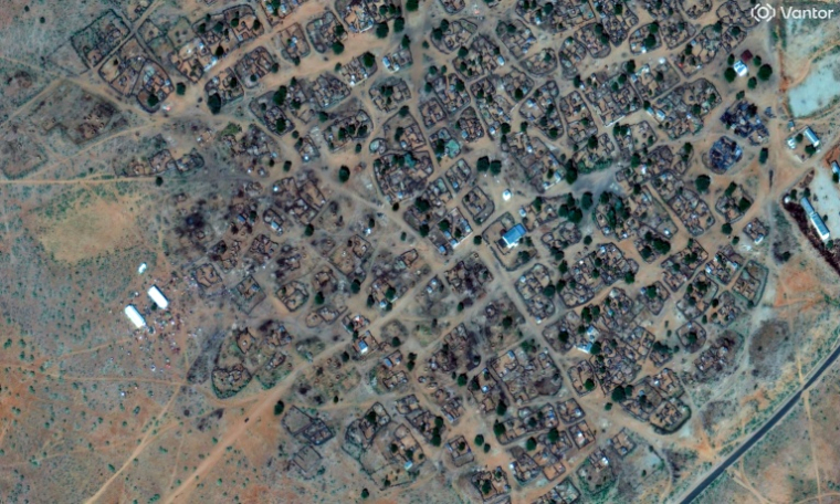 Photo prise le 30 octobre 2025 et publiée le 31 octobre par Vantor, montrant des gens rassemblés aux abord d'un village proche d'El-Facher ( Satellite image ©2025 Vantor / Handout )