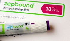 Un stylo injecteur de Zepbound, le médicament amaigrissant d'Eli Lilly, est présenté à New York.