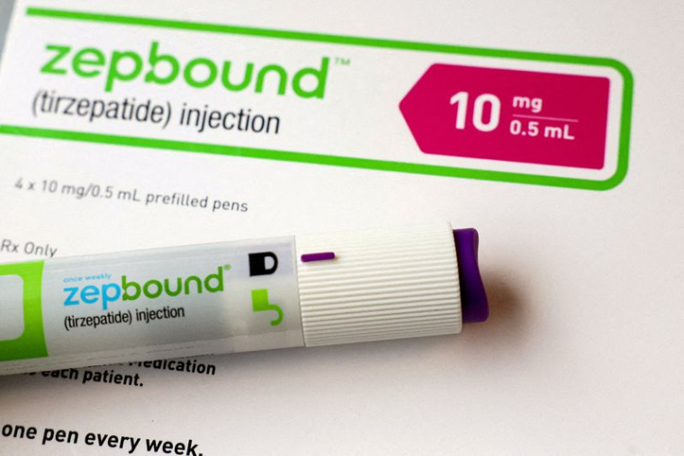 Un stylo injecteur de Zepbound, le médicament amaigrissant d'Eli Lilly, est présenté à New York.