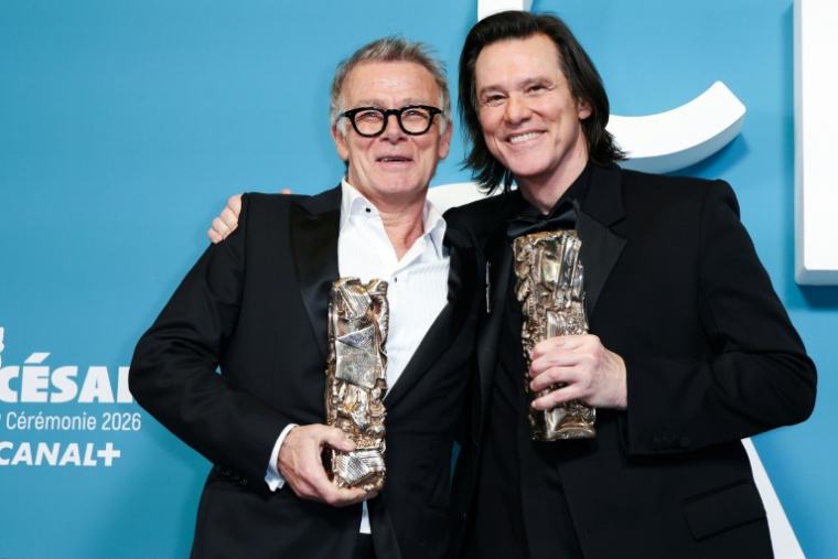 Franck Dubosc, qui a reçu le César du meilleur scénario original pour Un ours dans le Jura, pose aux côtés de Jim Carrey, qui a reçu un César d’honneur, lors de la 51e cérémonie des César au théâtre de l’Olympia à Paris, le 26 février 2026 ( AFP / ALAIN JOCARD )
