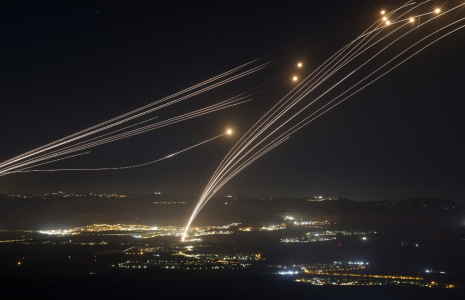 Des intercepteurs du Dôme de fer israélien au-dessus de la Haute Galilée, en Israël. (illustration) ( AFP / JALAA MAREY )