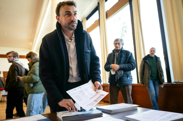 Le maire écologiste sortant de Lyon Grégory Doucet, candidat à sa réélection, vote au 1er tour des municipales, le 15 mars 2026 à Lyon  ( AFP / ARNAUD FINISTRE )
