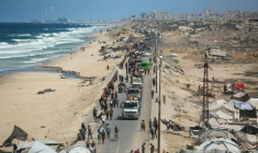 Des déplacés palestiniens arrivent à Nousseirat, dans le centre de la bande de Gaza, le 1er octobre 2025 ( AFP / Bashar TALEB )