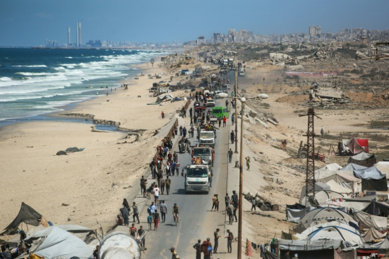 Des déplacés palestiniens arrivent à Nousseirat, dans le centre de la bande de Gaza, le 1er octobre 2025 ( AFP / Bashar TALEB )