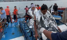 Capture d’écran d'une vidéo réalisée et envoyée le 26 janvier 2026 par le gouverneur Mujiv Hataman montrant des secouristes qui aident des survivants du naufrage du MV Trisha Kerstin 3 dans un port d’Isabela, aux Philippines ( Governor Mujiv Hataman / Handout )