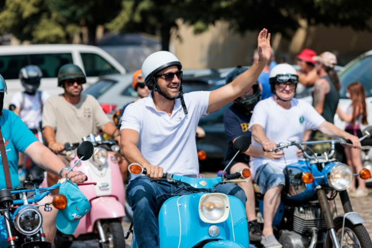 Ulrich Siegmund (c), tête de liste de l'AfD pour les élections régionales en Saxe-Anhalt, participe à un événement de campagne et à une balade à moto et en cyclomoteur à Jessnitz, dans l'est de l'Allemagne, le 28 juin 2026 ( AFP / Jens SCHLÜTER )