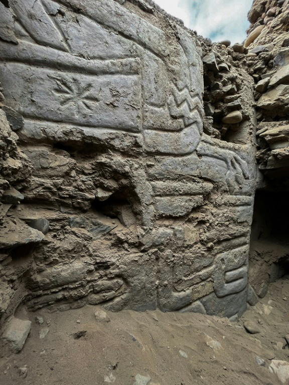 Photo diffusée par l'Université catholique pontificale du Pérou, le 22 juillet 2025, d'une fresque murale préhispanique découverte sur le site archéologique de Huaca Yolanda; dans la région de La Libertad, au Pérou ( Université catholique pontificale du Pérou / Handout )