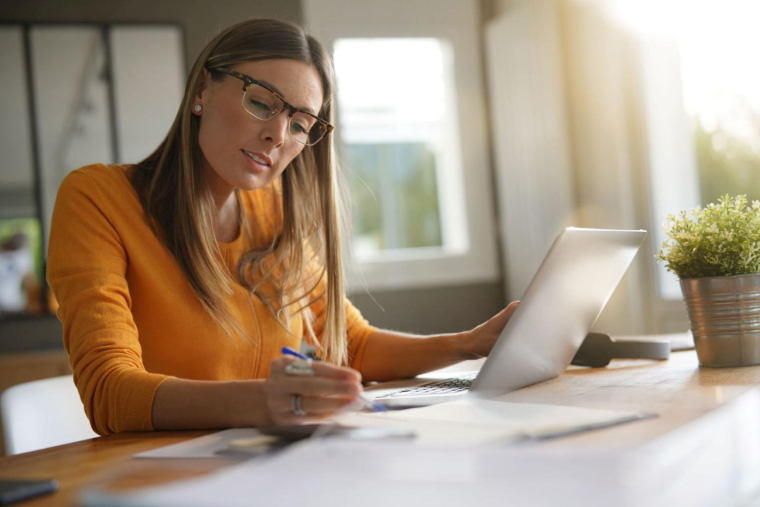 Marguerite, endettée après son divorce, envisage un regroupement de crédits. Cette solution pourrait alléger ses charges et lui redonner une plus grande sérénité financière.