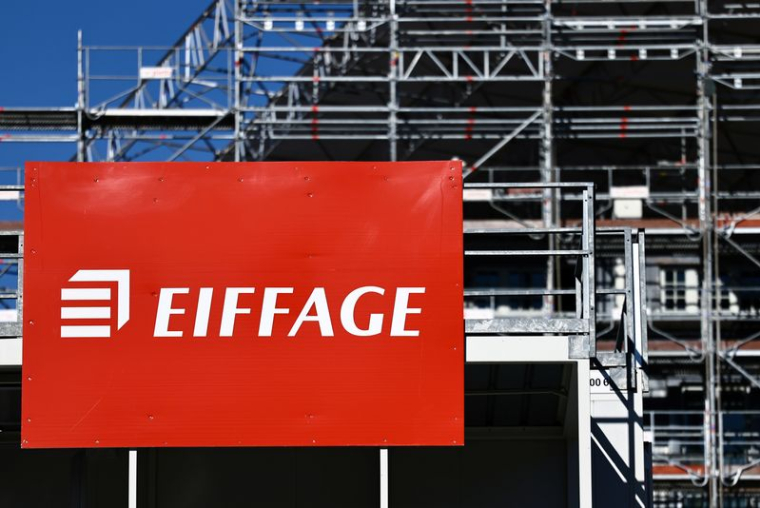 Le logo du groupe de construction français Eiffage est visible sur un chantier à Paris