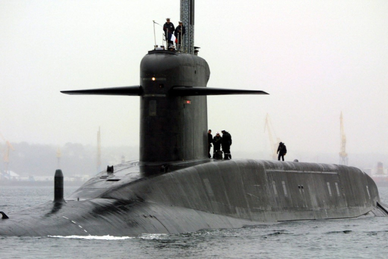 Le sous-marin lanceur d'engins "L'Indomptable" au large de Brest, le 4 avril 2005. ( AFP / FRED TANNEAU )