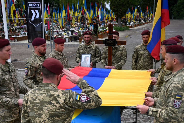 Des militaires ukrainiens participent à la cérémonie funéraire du combattant colombien Jhan Sebastian Restrepo Mazo, à Lviv, en Ukraine, le 12 juin 2026. ( AFP / YURIY DYACHYSHYN )