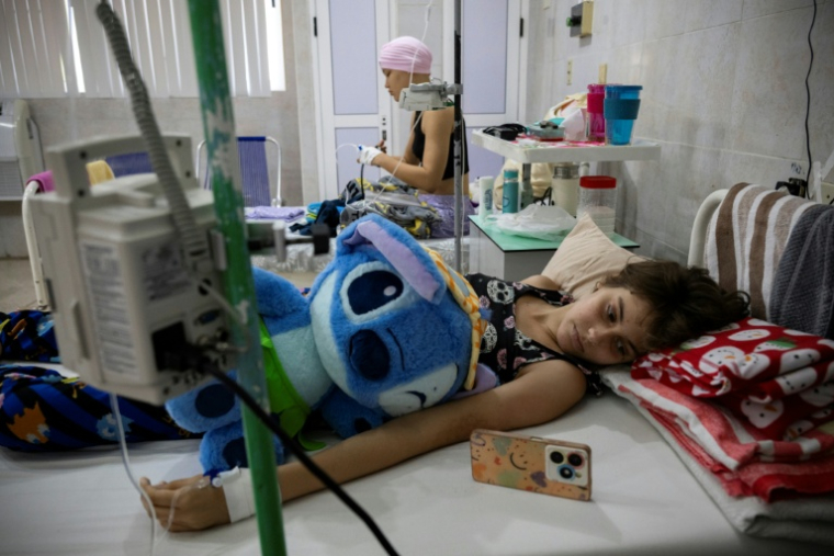 Des enfants atteints de cancer sont hospitalisés à l'Institut d'oncologie et de radiobiologie (INOR) à La Havane, le 2 juillet 2026 ( AFP / YAMIL LAGE )