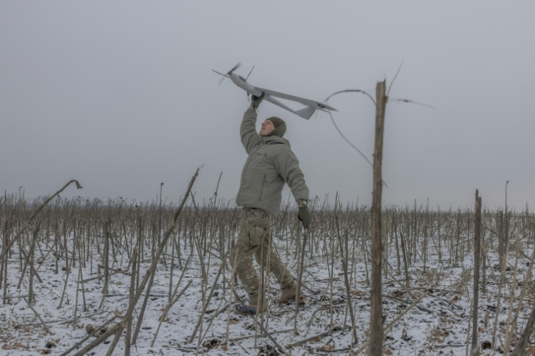 Un soldat ukrainien du corps Azov lance un drone de surveillance vers les positions russes, dans la direction de  Toretsk, dans la région de Donetsk, le 4 février 2025 ( AFP / Roman PILIPEY )