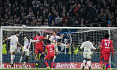 Joao Neves inscrit le but de la victoire pour le PSG face à Lyon, le 9 novembre 2025, à Décines-Charpieu ( AFP / Jean-Philippe KSIAZEK )