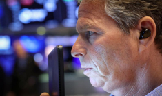 Des traders travaillent sur le parquet de la Bourse de New York (NYSE)