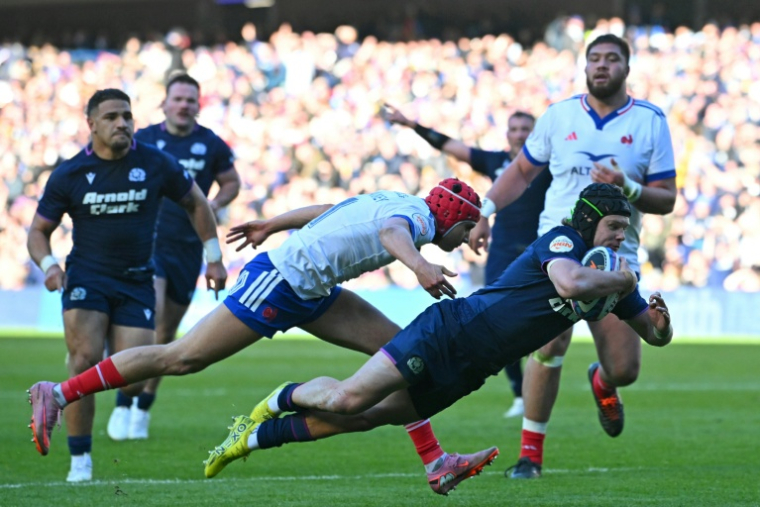 L'alier écossais Darcy Graham marque un essai contre la France, au stade de Murrayfield à Edimbourg, lors du Tournoi des six nations le 7 mars 2026  ( AFP / ANDY BUCHANAN )