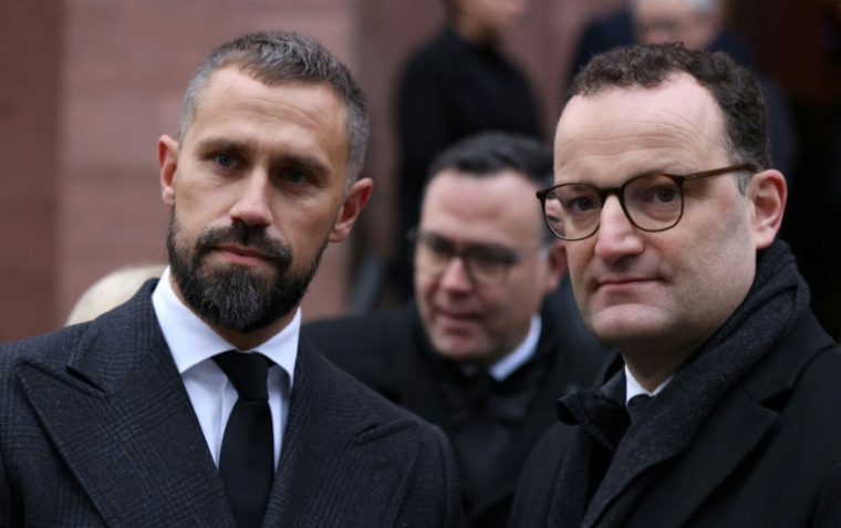 L'ancien ministre de la Santé allemand Jens Spahn (D) et son mari Daniel Funke, le 5 janvier 2024 à Offenburg, dans le sud de l'Allemagne ( AFP / Daniel ROLAND )