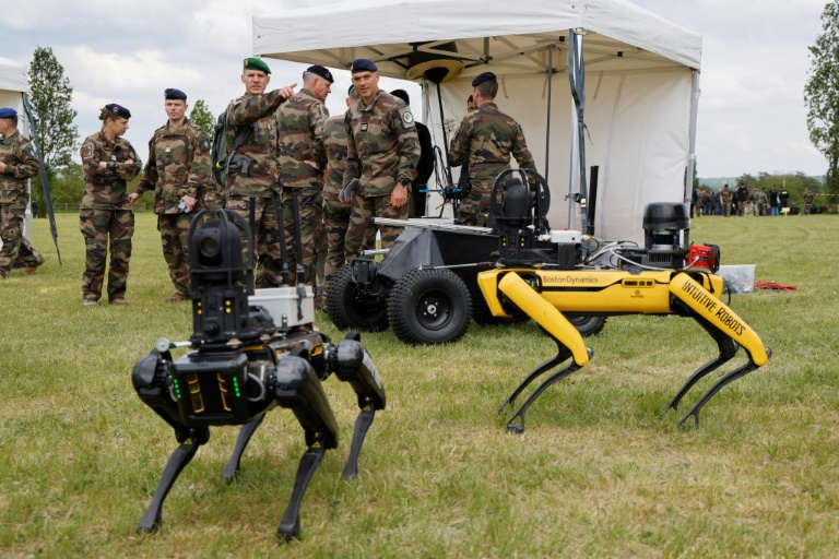 Des robots expérimentaux en démonstration lors du challenge CoHoMa, dans un camp d'entraînement militaire de la gendarmerie nationale, à Beynes, à l'ouest de Paris, le 6 mai 2025 ( AFP / Ludovic MARIN )
