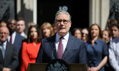 Le Premier ministre britannique sortant, Keir Starmer, fait une déclaration devant le 10 Downing Street, avant de remettre officiellement sa démission au roi Charles III, le 20 juillet 2026 à Londres ( AFP / Henry NICHOLLS )