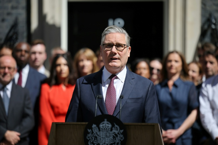 Le Premier ministre britannique sortant, Keir Starmer, fait une déclaration devant le 10 Downing Street, avant de remettre officiellement sa démission au roi Charles III, le 20 juillet 2026 à Londres ( AFP / Henry NICHOLLS )