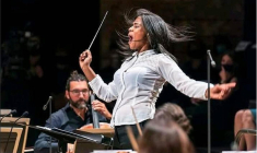 Lors du concours de cheffe d’orchestre «La Maestra» en septembre 2020, la jeune vénézuélienne Glass Marcano a pu diriger l’ouverture du célèbre opéra de Verdi «La Force du Destin». crédit photo : Glass Marcano Facebook