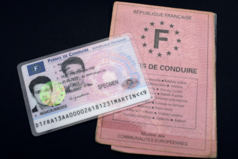 Les eurodéputés ont définitivement adopté mardi une réforme des permis de conduire dans l'Union européenne (UE) qui doit empêcher des automobilistes d'échapper à un retrait de permis à l'étranger et favorisera la détention de permis dématérialisés ( AFP / Kenzo TRIBOUILLARD )