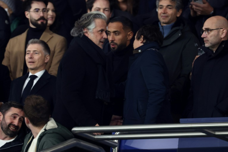 Le président de la Ligue de football professionnel, Vincent Labrune, s'entretient avec les dirigeants de l'Olympique de Marseille Medhi Benatia et Pablo Longoriaau parc des Princes à Paris le 16 mars 2025 ( AFP / FRANCK FIFE )