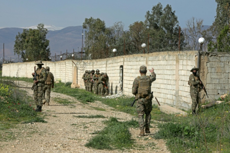 Des soldats syriens patrouillent le long de la frontière avec le Liban dans la province de Qousseir, le 1er avril 2026 ( AFP / Bakr ALKASEM )