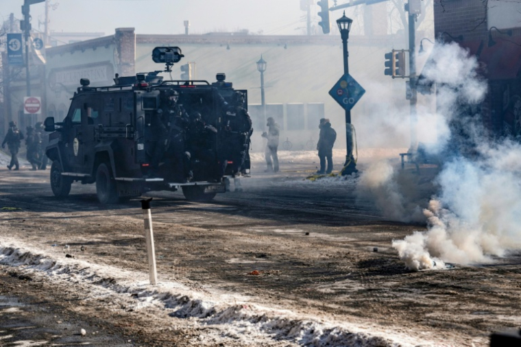 Des policiers à bord d'un véhicule blindé après avoir lancé des grenades lacrymogènes sur des manifestants près du lieu où un homme a été abattu par des agents fédéraux de l'immigration à Minneapolis, dans le Minnesota, le 24 janvier 2026 ( AFP / ROBERTO SCHMIDT )
