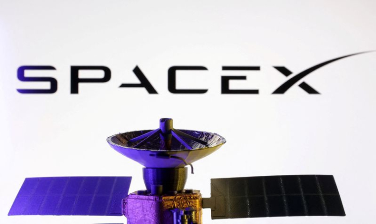 Logo de SpaceX et modèle de satellite miniature