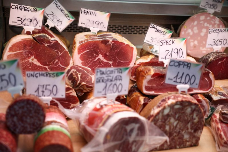 Des produits de charcuterie à base de porc sur un étal de marché à Rome