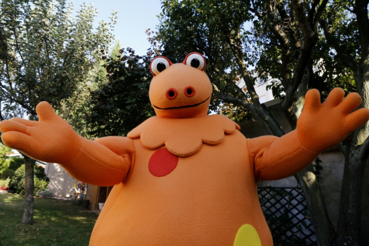 Yves Brunier, cocréateur et interprète  de Casimir, porte le costume du célèbre dinosaure à Saint-Maur-des-Fossés, près de Paris, le 16 septembre 2014 ( AFP / FRANCOIS GUILLOT )