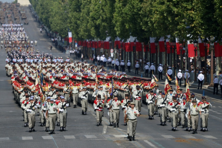 Des soldats de la 2e brigade blindée défilent sur l'avenue des Champs-Élysées à Paris, le 14 juillet 2026 ( AFP / Ludovic MARIN )