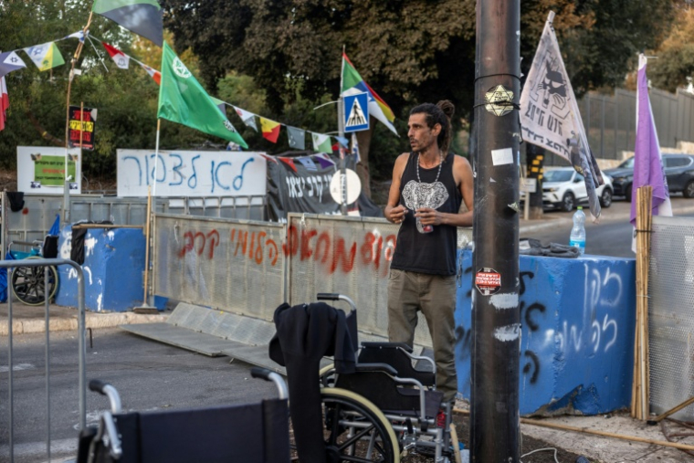 Un ancien soldat israélien souffrant de stress post-traumatique (SSPT), blessure psychologique de guerre, lors d'un sit-in devant la Knesset (Parlement israélien) à Jérusalem, le 15 septembre 2025 ( AFP / Menahem Kahana )