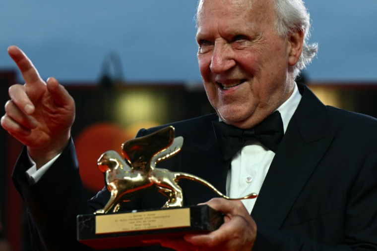 Le réalisateur allemand Werner Herzog récompensé d'un Lion d'Or d'honneur pour l'ensemble de sa carrière lors de la cérémonie d'ouverture de la 82e Mostra de Venise, le 27 août 2025 ( AFP / Stefano RELLANDINI )