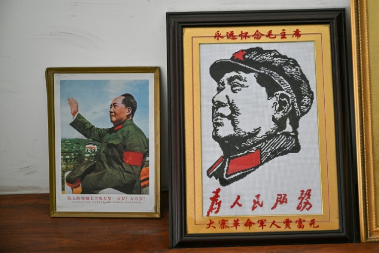 Des portraits de Mao Zedong dans un musée à Dazhai, dans la province du Shanxi, le 19 août 2026 dans le nord de la Chine ( AFP / Pedro PARDO )