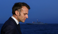 Le président français Emmanuel Macron sur le porte-avion Charles de Gaulle le 9 mars 2026, en mer Méditerranée ( POOL / Gonzalo Fuentes )