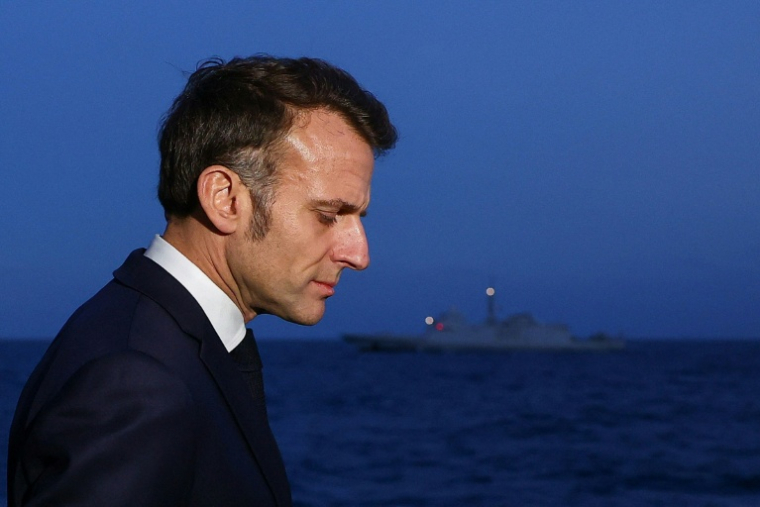 Le président français Emmanuel Macron sur le porte-avion Charles de Gaulle le 9 mars 2026, en mer Méditerranée ( POOL / Gonzalo Fuentes )