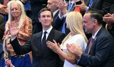 Le gendre du président américain Donald Trump, Jared Kushner (c,g) et Ivanka Trump à la Knesset, le  Parlement israélien, le 13 octobre 2025 à Jérusalem ( POOL / SAUL LOEB )