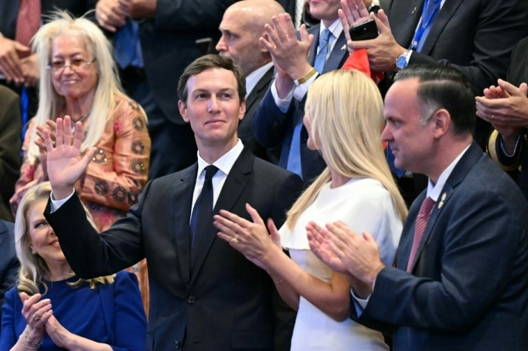 Le gendre du président américain Donald Trump, Jared Kushner (c,g) et Ivanka Trump à la Knesset, le  Parlement israélien, le 13 octobre 2025 à Jérusalem ( POOL / SAUL LOEB )