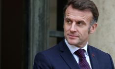 Le président Emmanuel Macron sur le perron de l'Elysée, le 6 février 2026 à Paris ( AFP / Ludovic MARIN )