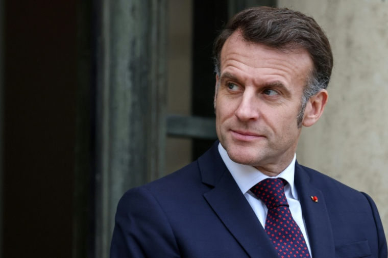 Le président Emmanuel Macron sur le perron de l'Elysée, le 6 février 2026 à Paris ( AFP / Ludovic MARIN )