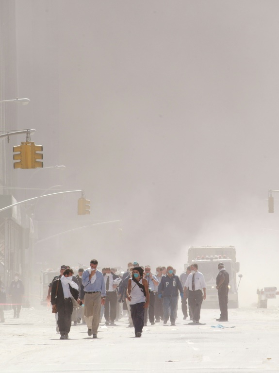 Des tourbillons de poussière au-dessus du sud de Manhattan quelques instants après l'effondrement d'une des tours du World Trade Center, le 11 septembre 2001 à New York ( GETTY IMAGES NORTH AMERICA / SPENCER PLATT )