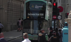 Le prince William arrive à la London Climate Action Week à bord d’un bus Earthshot Prize