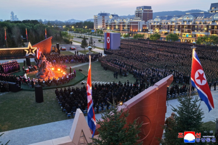 Cette photo prise le 26 avril 2026 et diffusée par KCNA montre la cérémonie en l'honneur des soldats nord-coréens morts au combat pour la Russie, organisé au Musée mémorial  des exploits au combat lors des opérations militaires à l'étranger de Pyongyang ( KCNA VIA KNS / STR )