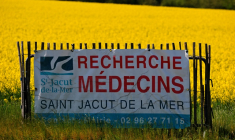 Une affiche de recrutement de médecins à Saint-Jacut-de-la-mer, dans l'ouest de la France, le 11 avril 2025 ( AFP / Damien MEYER )