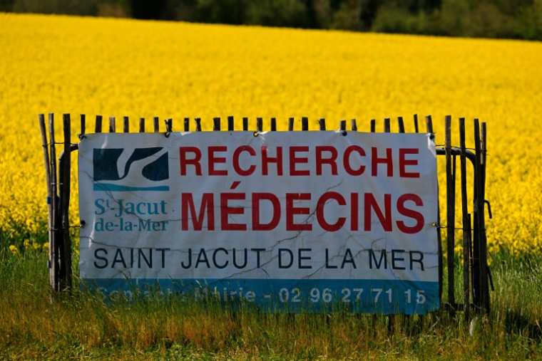 Une affiche de recrutement de médecins à Saint-Jacut-de-la-mer, dans l'ouest de la France, le 11 avril 2025 ( AFP / Damien MEYER )