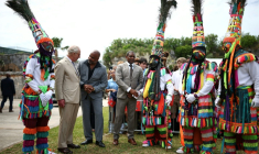 Le roi Charles III avec des danseurs de gombey aux Bermudes, le1er mai 2026 ( AFP / HENRY NICHOLLS )