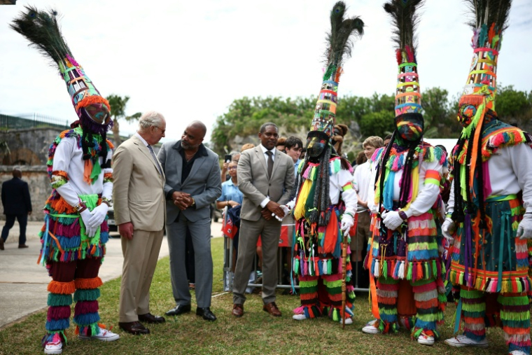 Le roi Charles III avec des danseurs de gombey aux Bermudes, le1er mai 2026 ( AFP / HENRY NICHOLLS )