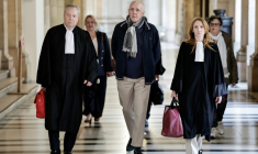 Dany Leprince (c) accompagné de ses avocats Olivier Morice (g) et Missiva Chermak Felonneau au Palais de Justice de Paris le 7 mai 2026 ( AFP / STEPHANE DE SAKUTIN )